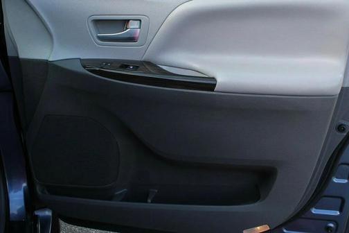 Shoreline Blue Pearl 2017 Toyota Sienna XLE Premium