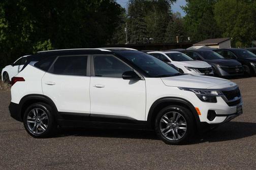 Clear White/Black Roof 2023 Kia Seltos S