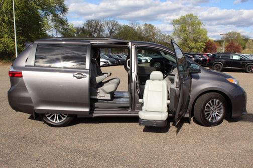 Predawn Gray Mica 2018 Toyota Sienna XLE