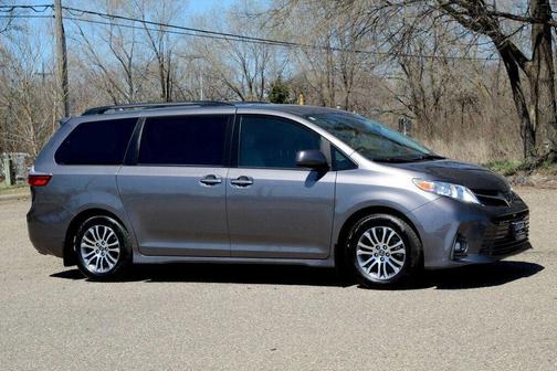 Predawn Gray Mica 2018 Toyota Sienna XLE