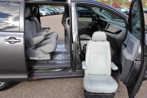 Predawn Gray Mica 2018 Toyota Sienna XLE