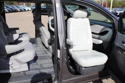 Predawn Gray Mica 2018 Toyota Sienna XLE