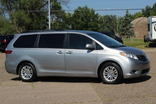 Silver Sky Metallic 2017 Toyota Sienna XLE