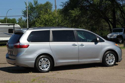 Silver Sky Metallic 2017 Toyota Sienna XLE