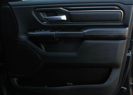 Diamond Black Crystal Pearlcoat 2023 RAM 1500 Sport