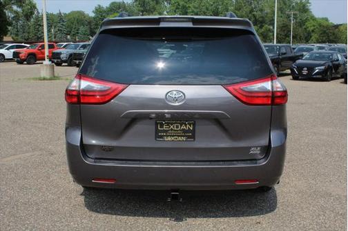 2020 Toyota Sienna XLE