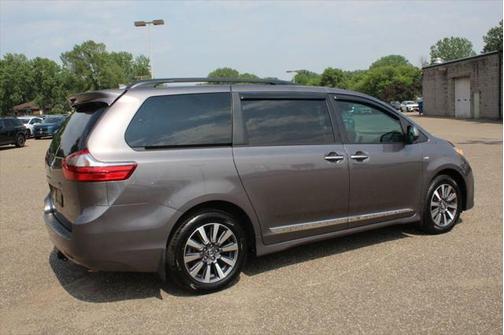 2020 Toyota Sienna XLE