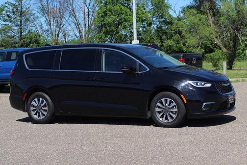 Diamond Black Crystal Pearlcoat 2024 Chrysler Pacifica Hybrid Select