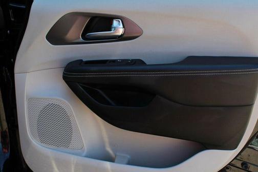 Diamond Black Crystal Pearlcoat 2024 Chrysler Pacifica Hybrid Select