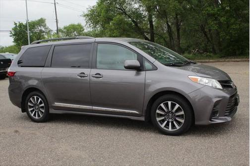 2018 Toyota Sienna LE