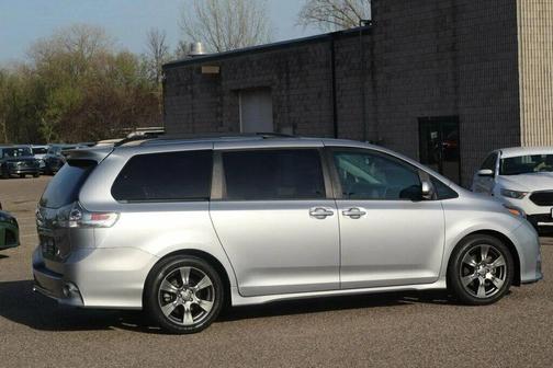 Silver Sky Metallic 2017 Toyota Sienna SE