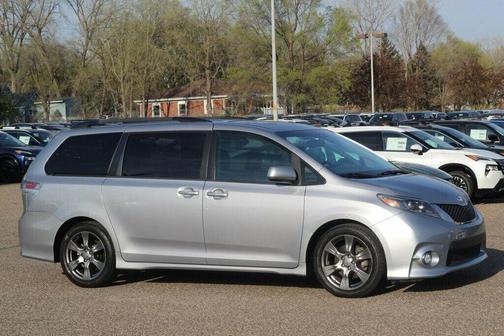 Silver Sky Metallic 2017 Toyota Sienna SE
