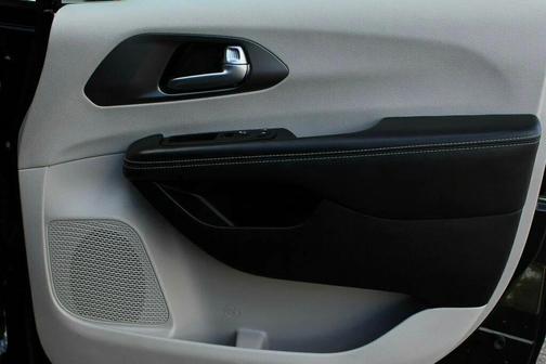 Diamond Black Crystal Pearlcoat 2024 Chrysler Pacifica Touring L