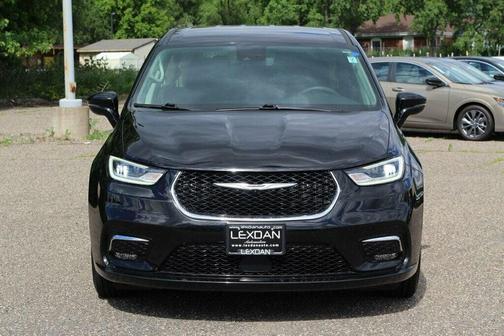 Diamond Black Crystal Pearlcoat 2024 Chrysler Pacifica Touring L
