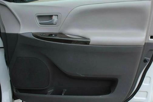 Blizzard Pearl 2017 Toyota Sienna XLE