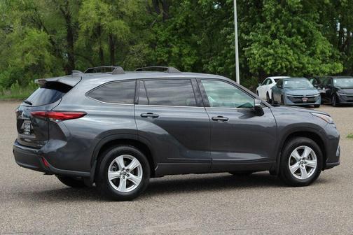 Magnetic Gray Metallic 2022 Toyota Highlander LE