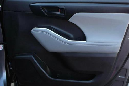 Magnetic Gray Metallic 2022 Toyota Highlander LE