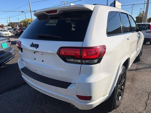 Bright White Clearcoat 2018 Jeep Grand Cherokee Laredo E
