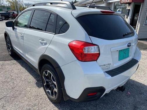 Crystal White Pearl 2017 Subaru Crosstrek 2.0i Premium
