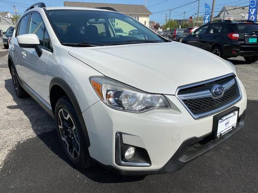Crystal White Pearl 2017 Subaru Crosstrek 2.0i Premium