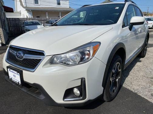 Crystal White Pearl 2017 Subaru Crosstrek 2.0i Premium