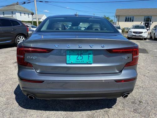 Gray 2019 Volvo S60 T6 Momentum