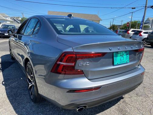 Gray 2019 Volvo S60 T6 Momentum