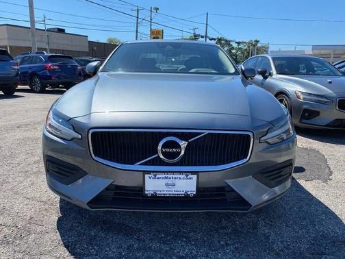 Gray 2019 Volvo S60 T6 Momentum