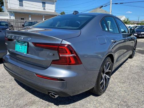 Gray 2019 Volvo S60 T6 Momentum