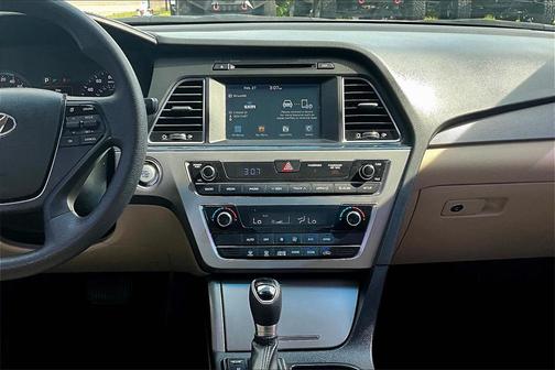 2017 Hyundai SONATA Hybrid SE