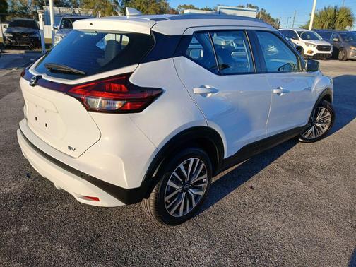 2022 Nissan Kicks SV