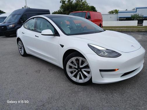 Pearl White Multi-Coat 2023 Tesla Model 3 Standard Range
