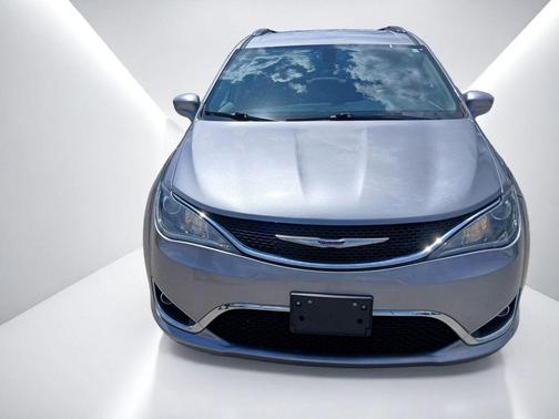 Billet Silver Metallic Clearcoat 2019 Chrysler Pacifica Touring L