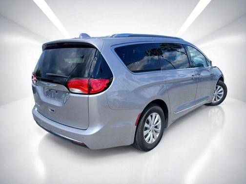 Billet Silver Metallic Clearcoat 2019 Chrysler Pacifica Touring L