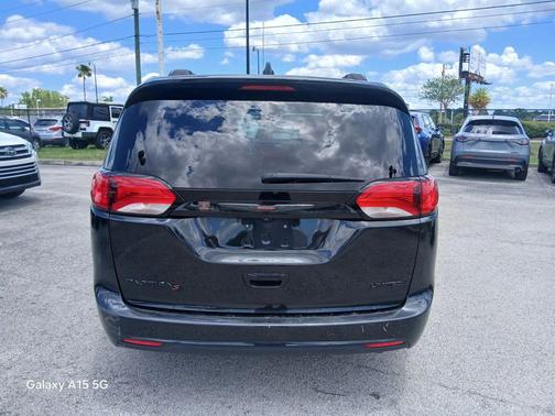 Brilliant Black Crystal Pearlcoat 2020 Chrysler Pacifica Red S Edition