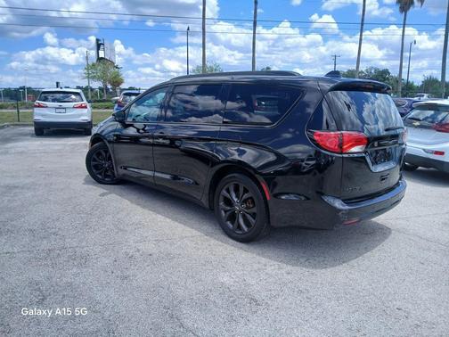 Brilliant Black Crystal Pearlcoat 2020 Chrysler Pacifica Red S Edition