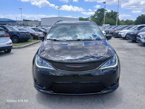 Brilliant Black Crystal Pearlcoat 2020 Chrysler Pacifica Red S Edition