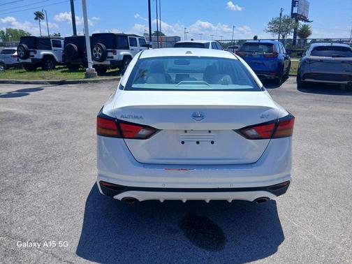 Pearl White Tricoat 2020 Nissan Altima 2.5 SV