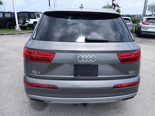Graphite Gray Metallic 2017 Audi Q7 3.0T Premium