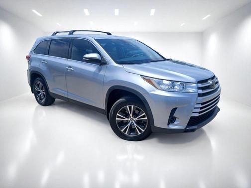 Celestial Silver Metallic 2019 Toyota Highlander LE