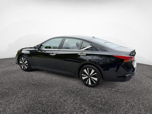 Super Black 2022 Nissan Altima 2.5 SV