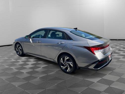 2025 Hyundai ELANTRA SEL