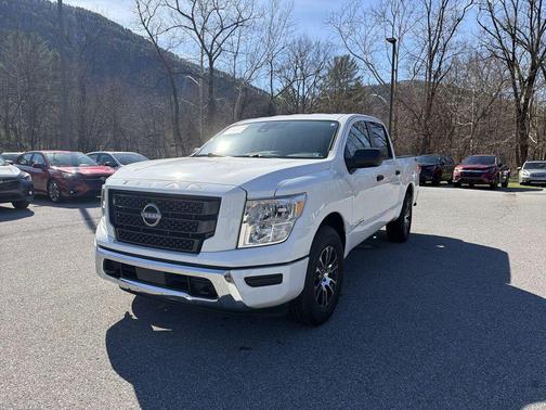 2024 Nissan Titan SV