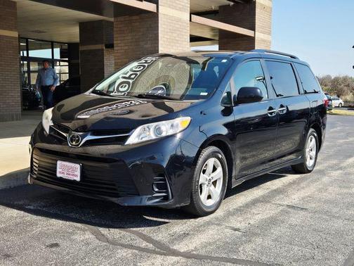 Black 2019 Toyota Sienna LE