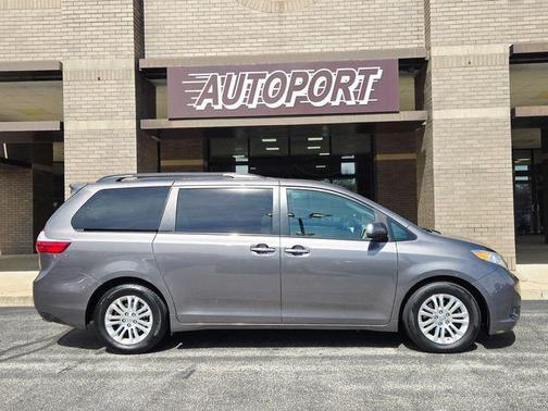 Silver Sky Metallic 2017 Toyota Sienna XLE