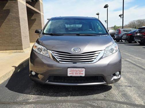 Silver Sky Metallic 2017 Toyota Sienna XLE