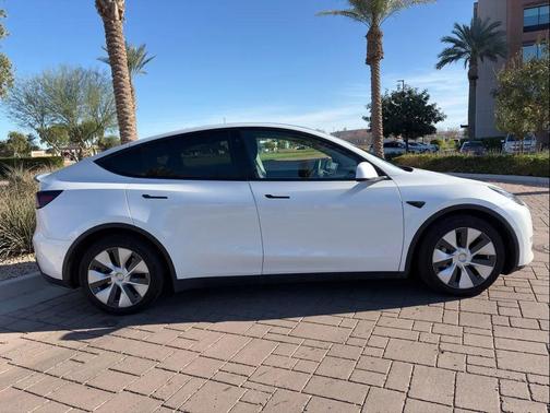 2022 Tesla Model Y Long Range Dual Motor All-Wheel Drive