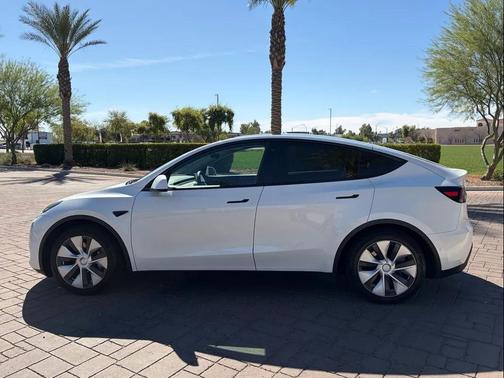 Pearl White Multi-Coat 2022 Tesla Model Y Long Range Dual Motor All-Wheel Drive