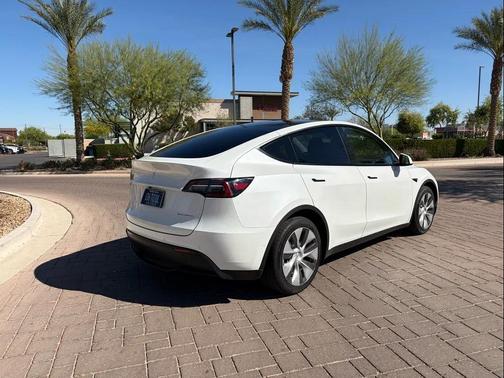 Pearl White Multi-Coat 2022 Tesla Model Y Long Range Dual Motor All-Wheel Drive