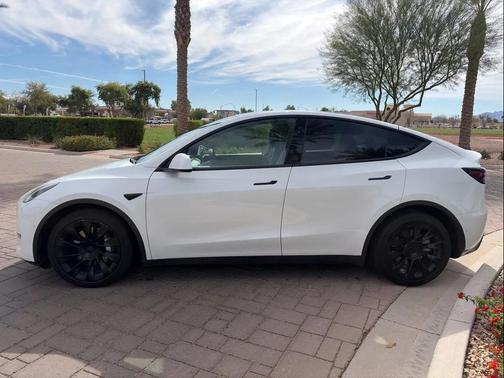 2022 Tesla Model Y Long Range Dual Motor All-Wheel Drive